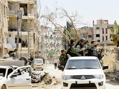 La police syrienne patrouille dans Douma, le 16 avril 2018 - LOUAI BESHARA [AFP]