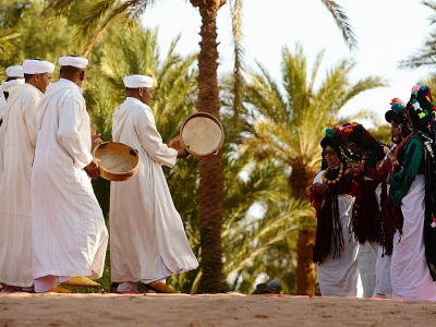 Un groupe traditionnel nomade lors du Festival des Nomades à  M'Hamid el Ghizlane, le 22 mars 2018 au Maroc - FADEL SENNA [AFP]