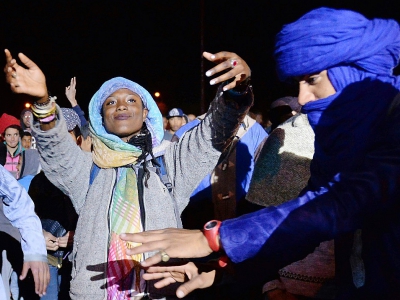 Des spectateurs dansent lors du 15e Festival des Nomades, au Maroc le 22 mars 2018 - FADEL SENNA [AFP]