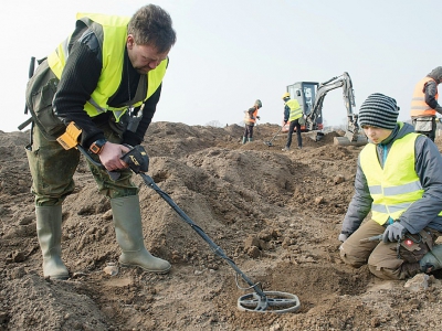 L'archéologue amateur René Schön et l'écolier de 13 ans Luca Malaschnitschenko ont fait la découverte d'une pièce en janvier à l'aide d'un détecteur de métal dans un champ près de la localité de Schaprode sur l'île allemande de Rügen en mer Baltique - Stefan Sauer [dpa/AFP]