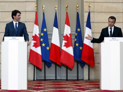Le président Emmanuel Macron (d) et le Premier ministre canadien Justin Trudeau lors d'une conférence de presse à l'Elysée, le 16 avril 2018 à Paris - Ian LANGSDON [POOL/AFP]