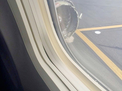 Cette photo prise par le passager Kristopher Johnson le 17 avril 2018 montre le moteur endommagé du vol Southwest 1380 - Handout [Kristopher Johnson/AFP]