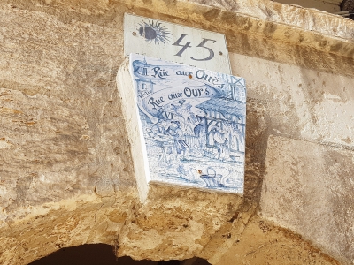 Au dessus du numéro 45, une plaque retrace l'histoire du nom de la rue aux Ours. - Aurélien Delavaud