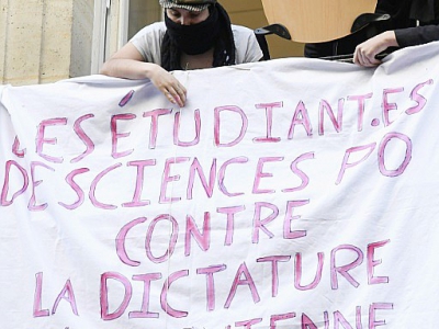 Des étudiants de Sciences-Po déploient une banderole devant l'entrée de la grande école le 18 avril 2018 à Paris - Bertrand GUAY [AFP]