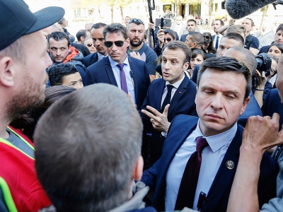 Entouré de ses gardes du corps, Emmanuel Macron est interpellé par des cheminots, mercredi 18 avril 2018 à Saint-Dié-des-Vosges - VINCENT KESSLER [POOL/AFP]