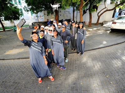 Des Saoudiennes posent pour un selfie après avoir couru dans les rues du quartier historique al-Balad à Jeddah, le 8 mars 2018 - Amer HILABI [AFP]