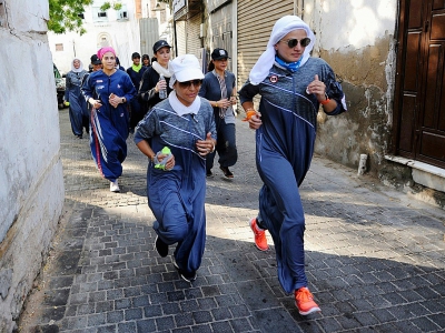 Des femmes courent dans les rues de Jeddah, en abaya sportive, le 8 mars 2018 - Amer HILABI [AFP]