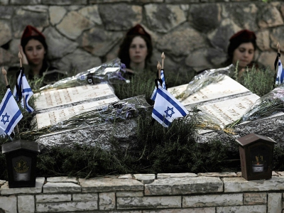 Des soldats israéliens se rendent au cimetière pour rendre hommage à leur camarades tués, à l'occasion du jour du Souvenir, à Jérusalem, le 18 avril 2018 - MENAHEM KAHANA [AFP]