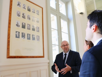 Galerie Sully trônent les portraits d'anciens ministres de l'agriculture dont celui d'Hervé Mangon, Manchois, ministre en 1885 - Jean-Baptiste Bancaud