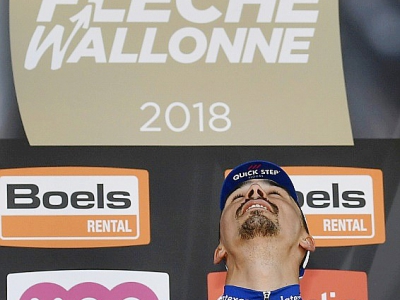 Le Français Julian Alaphilippe savoure sur le podium sa victoire à la Flêche Wallonne, le 18 avril 2018 à Huy - ERIC LALMAND [BELGA/AFP]