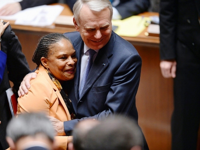 La ministre de la Justice Christiane Taubira félicitée par le Premier ministre Jean-Marc Ayrault après le vote de la loi sur le mariage homosexuel le 23 avril 2013 à l'Assemblée nationale à Paris - MARTIN BUREAU [AFP/Archives]
