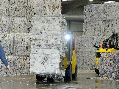 Recyclage de papier à l'usine Paprec de La Courneuve, près de Paris - MIGUEL MEDINA [AFP/Archives]