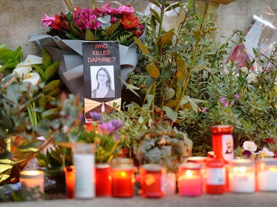 Bougies et bouquets de fleurs pour la journaliste maltaise Daphne Caruana Galizia, six mois après son assassinat. Le 16 avril 2018 à La Valette - Matthew Mirabelli [AFP]