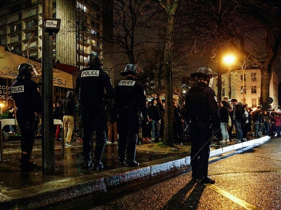Des forces de police font face aux étudiants qui occupent le campus de l'université de Tolbiac, le 12 avril 2018 à Paris - STRINGER [AFP]
