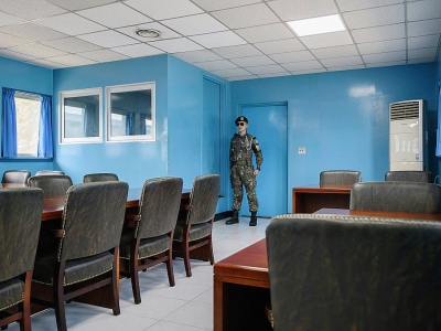 Un soldat sud-coréen monte la garde, le 18 mars 2018, devant une porte conduisant en Corée du Nord à l'intérieur d'une salle de réunions de la Commission militaire d'armistice du Commandement des Nations unies (UNCMAC) à Panmunjom - Ed JONES [AFP/Archives]
