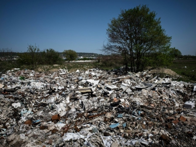 330 hectares à Carrières-sous-Poissy dans les Yvelines sont recouvert d'une "mer de déchets": plus de 7.000 tonnes, le 20 avril 2018 - Philippe LOPEZ [AFP]