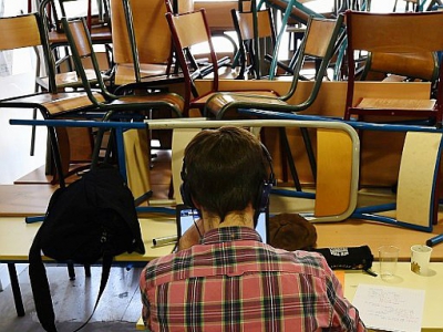 Un étudiant travaille le 19 avril 2018 devant l'accès bloqué de la faculté de Littérature d'Aix-en-provence - Boris HORVAT [AFP]