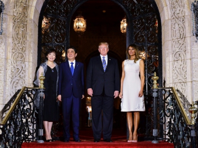 Donald Trump et Shinzo Abe aux côtés de leurs épouses, le 18 avril 2018, à Mar-a-Lago en Floride - MANDEL NGAN [AFP/Archives]