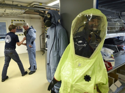Essai de combinaisons étanches au laboratoire de l'Organisation pour l'interdiction des armes chimiques, le 20 avril 2018 à Rijswijk, près de La Haye - JOHN THYS [AFP]
