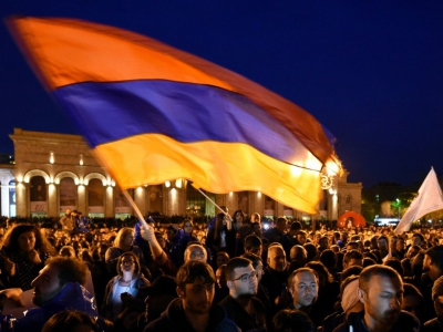 Des opposants arméniens brandissent un drapeau national lors d'une manifestation contre l'ex-président nommé Premier ministre Serge Sarkissian à Erevan, le 20 avril 2018 - Vano SHLAMOV [AFP]