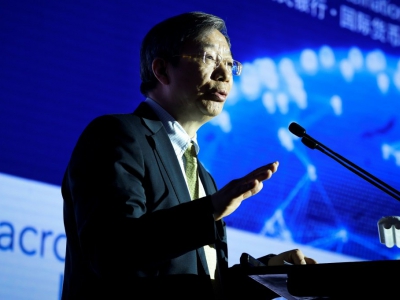 Le gouverneur de la Banque centrale chinoise Yi Gang, le 12 avril 2018 lors d'une réunion à Pékin - WANG ZHAO [AFP/Archives]