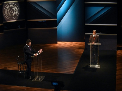 Efrain Alegre (G) et Mario Abdo Benitez (d), lors d'un débat à Asuncion le 15 avril - Norberto DUARTE [AFP/Archives]