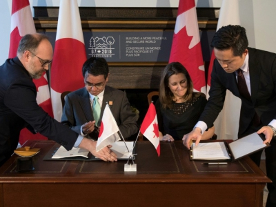 La ministre canadienne des Affaires étrangères Chrystia Freeland et son homologue japonais Taro Kono, signent un accord, le 21 avril 2018 à Toronto - Lars Hagberg [AFP]