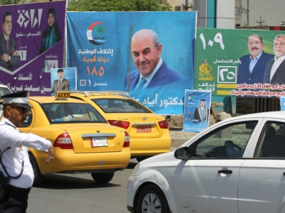 Des affiches de candidats aux élections législatives irakiennes dans une rue de Bagdad, le 19 avril 2018 - AHMAD AL-RUBAYE [AFP]