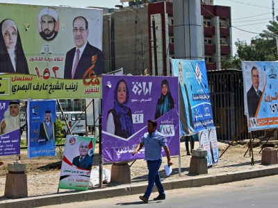 Des affiches des candidats aux élections législatives irakiennes dans une rue de Bagdad, le 19 avril 2018 - AHMAD AL-RUBAYE [AFP]