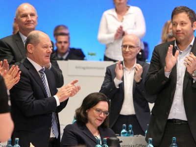 Andrea Nahles est applaudie par les dirigeants du SPD après son élection à la tête du parti, le 22 avril 2018 à Wiesbaden - Daniel ROLAND [AFP]