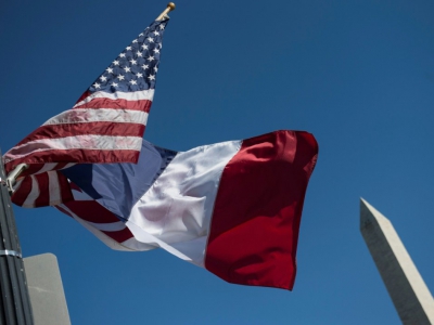 Les drapeaux américains (G) et français (D) flottent près du monument dédié à George Washington le 20 avril 2018 avant la visite d'Etat du président français Emmanuel Macron dans la capitale américaine - Andrew CABALLERO-REYNOLDS [AFP]