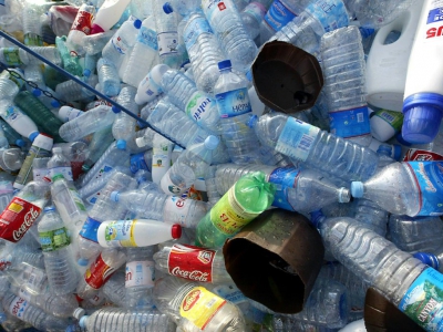Des bouteilles et divers emballages plastiques dans un container destiné au tri sélectif des déchets ménagers, à Albi le 02 décembre 2003 - ERIC CABANIS [AFP/Archives]