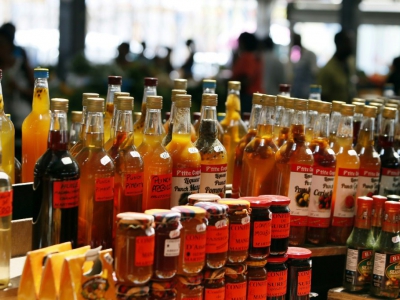 Bouteilles de punch en vente sur un marché de Fort-de-France le 1er septembre 2012 - KENZO TRIBOUILLARD [AFP/Archives]