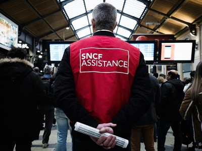 Un employé du service d'assistance aux voyageurs de la SNCF gare Saint-Lazare à Paris le 9 avril 2018 - Philippe LOPEZ [AFP/Archives]