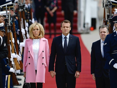 Brigitte et Emmanuel Macron à leur arrivée aux Etats-Unis le 23 avril 2018 - Brendan Smialowski [AFP]