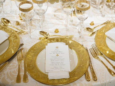 La table fastueuse, déjà dressée pour le dîner de mardi soir à Washington - SAUL LOEB [AFP]