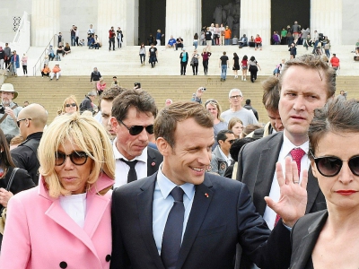 Emmanuel Macron et son épouse Brigitte après leur visite du Lincoln Memorial, à Washington le 23 avril 2018 - Eric BARADAT [AFP]
