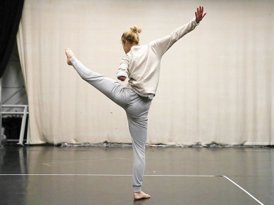 Une danseuse de la compagnie Candoco lors d'une répétion à Londres le 13 avril 2018 - Daniel LEAL-OLIVAS [AFP]