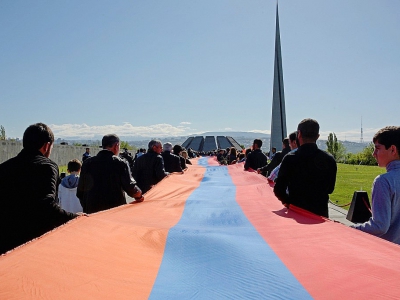 Des Arméniens portant un drapeau national géant participent aux commémorations du génocide arménien, mardi 24 avril 2018 à Erevan - KAREN MINASYAN [AFP]