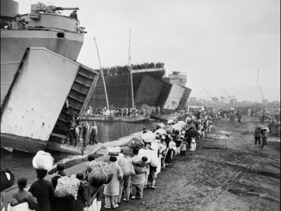 Embarquement des civils lors d'une opération américaine pour évacuer Hungnam le 26 décembre 1950 pendant la guerre de Corée - [AFP/Archives]