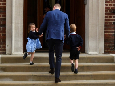 La Princesse Charlotte salue les journalistes en se rendant auprès du chevet de sa mère, qui a accouché d'un nouveau fils. Le 23 avril 2018 à Londres - Ben STANSALL [AFP]