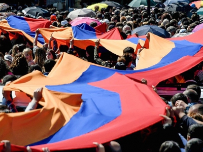 Des membres de l'opposition portent un drapeau arménien géant à Erevan le 24 avril 2018 - Vano Shlamov [AFP]