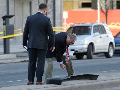 Des experts de la police scientifique inspectent un morceau du véhicule qui a heurté plusieurs piétons à Toronto, le 23 avril 2018 - Lars Hagberg [AFP]