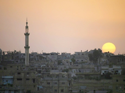 Coucher de soleil sur la ville de Deraa, dans le sud de la Syrie, le 20 avril 2018 - Mohamad ABAZEED [AFP]