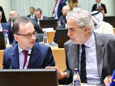 Le ministre allemand des Affaires étrangères Heiko Maas (G) et le commissaire européen Christos Stylianides participent à une conférence de donateurs pour les Syriens, à Bruxelles le 25 avril 2018 - Emmanuel DUNAND [AFP]
