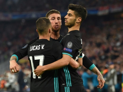 Le milieu du Real Madrid Marco Asensio (d) est congratulé par ses coéquipiers après son but face au Bayern en demi-finales de C1, le 25 avril 2018 à Munich - Christof STACHE [AFP]