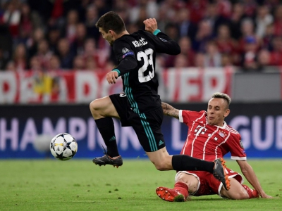 Le défenseur du Bayern Rafinha (d) à la lutte avec le milieu du Real Madrid Mateo Kovacic en demi-finales aller de C1, le 25 avril 2018 à Munich - JAVIER SORIANO [AFP]