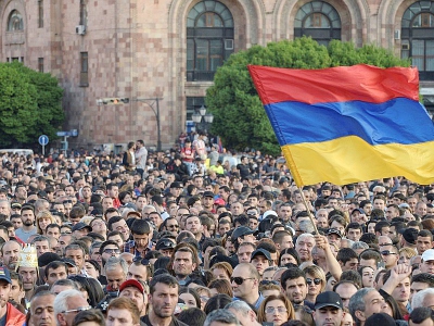 Des Arméniens partisans de l'opposition manifestent à Erevan mercredi 25 avril 2018 - KAREN MINASYAN [AFP]