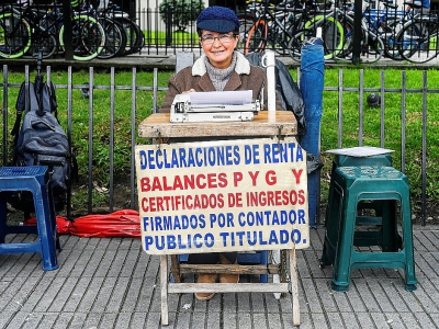 Candelaria Pinilla, écrivain public de 63 ans, le 9 avril 2018 à Bogota - Luis ACOSTA [AFP]