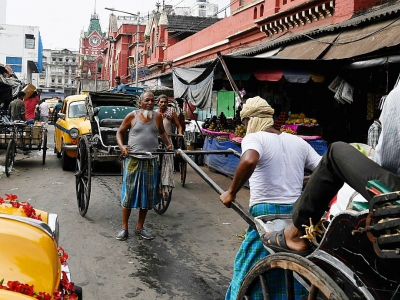 Des rickshaw dans une rue de Calcutta, le 21 avril 2018 en Inde - Dibyangshu SARKAR [AFP]